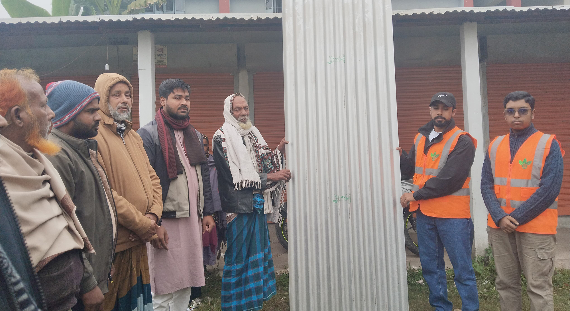 চান্দিনায় এফআর হিউম্যান কেয়ারের উদ্যোগে টিন বিতরণ