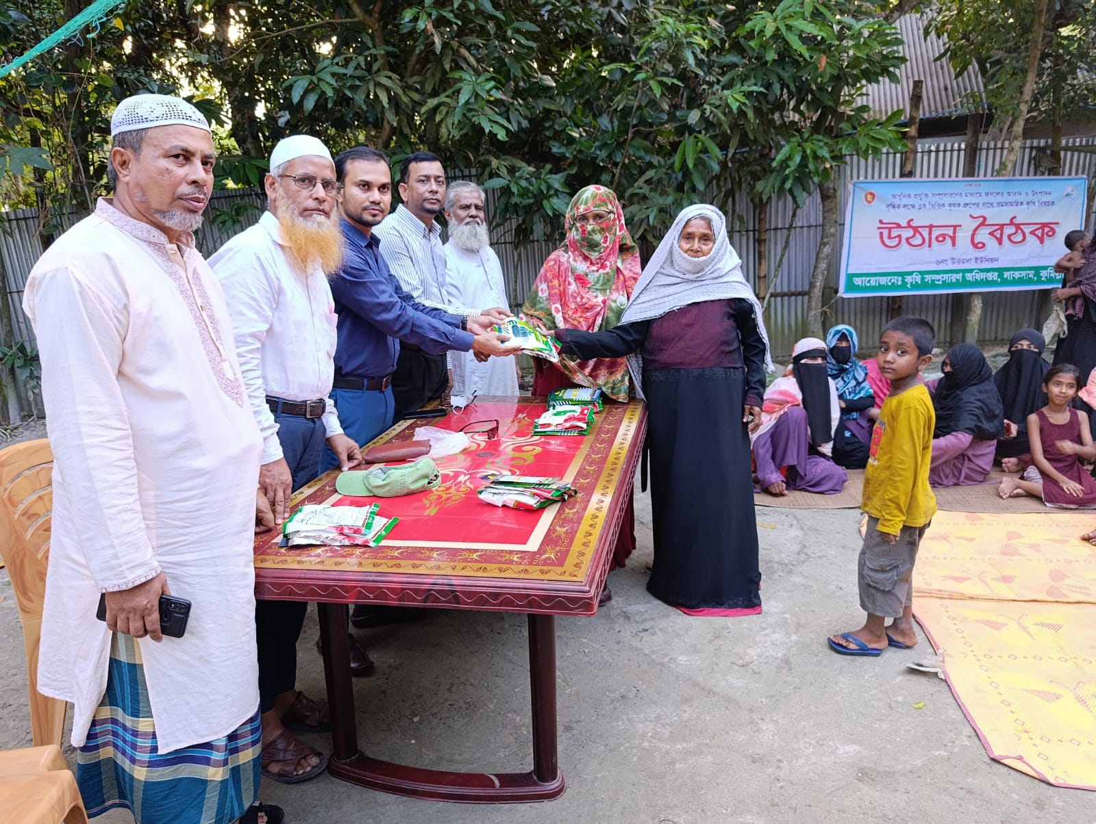 লাকসামে গৃহিনীদের মাঝে সবজি বীজ বিতরণ