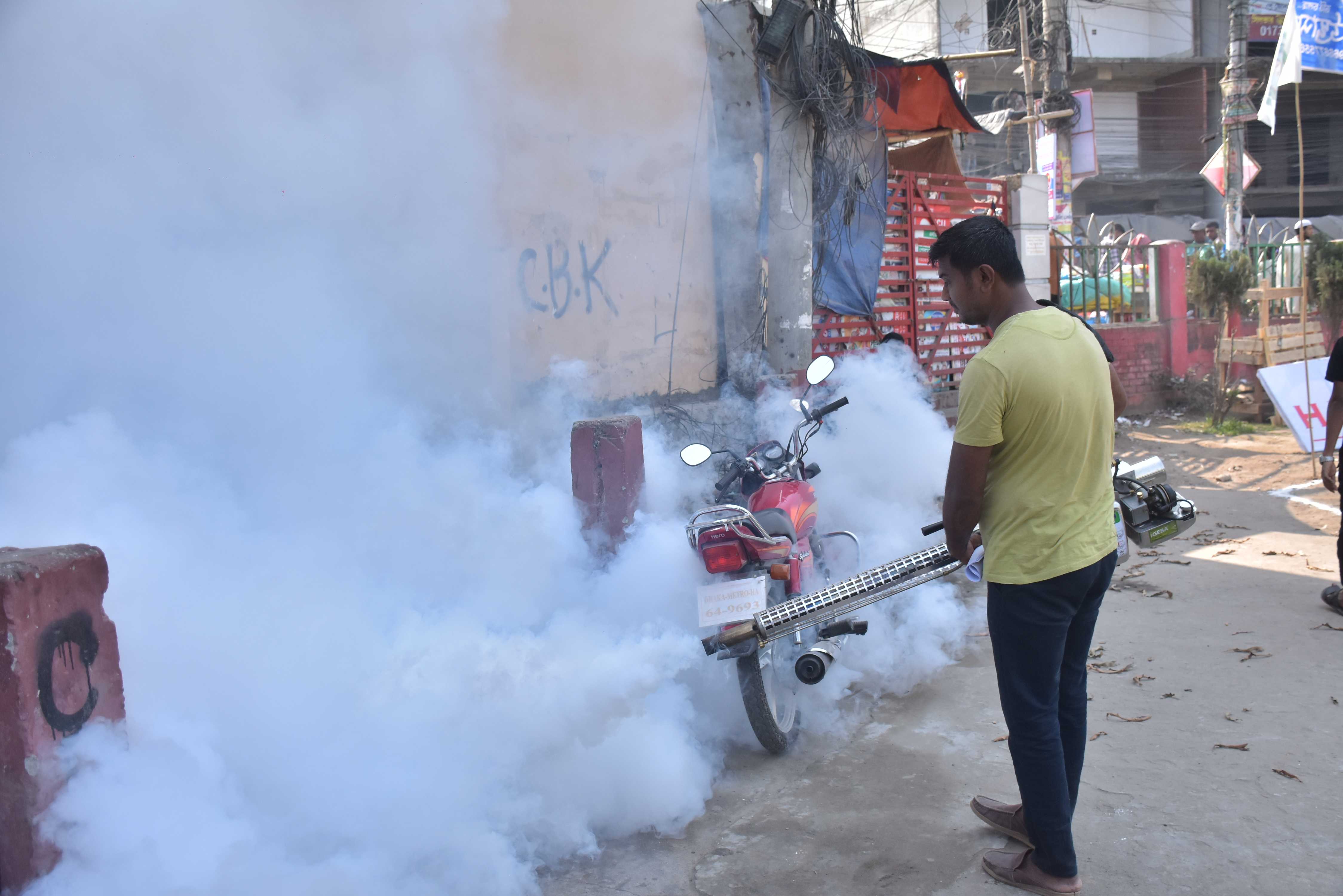 নগরে মশার ওষুধ ছিটানো হচ্ছে
