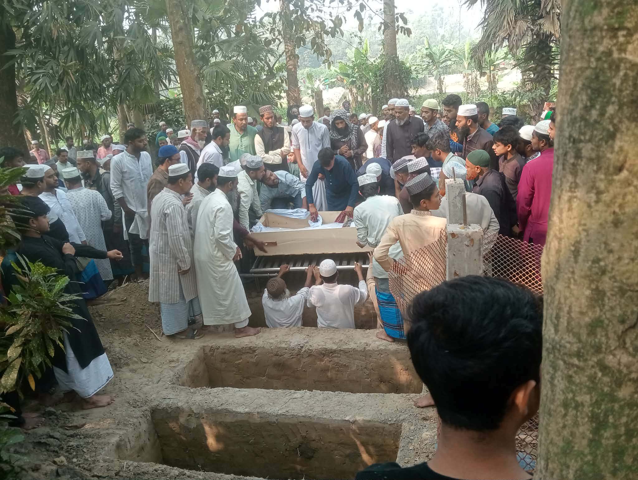 চট্টগ্রামে সিলিন্ডার বিস্ফারণে নিহত পাঁচজনকে বরুড়ায় দাফন