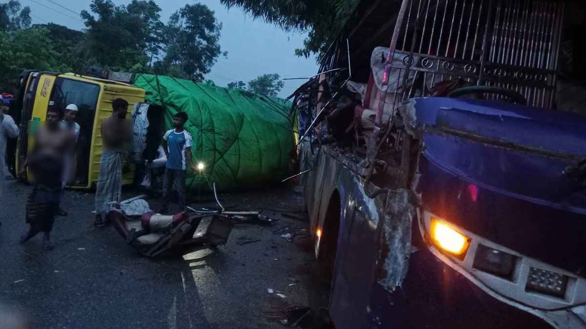 কুমিল্লায় দাঁড়িয়ে থাকা ট্রাকের পেছনে বাসের ধাক্কা, নিহত ১