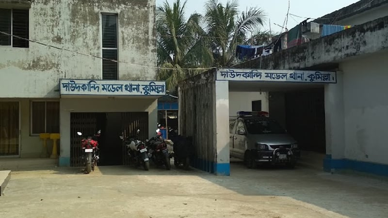 দাউদকান্দিতে ব্যবসায়ীকে কুপিয়ে টাকা ছিনতাই