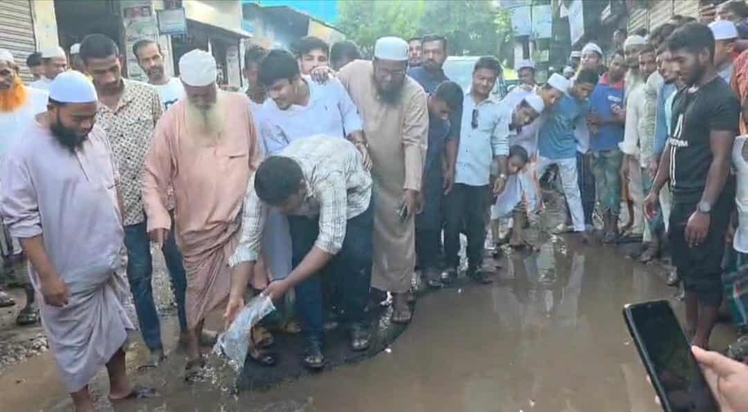 দেবীদ্বারে ভাঙা সড়কে মাছ ছেড়ে হাসনাত আবদুল্লাহর প্রতিবাদ