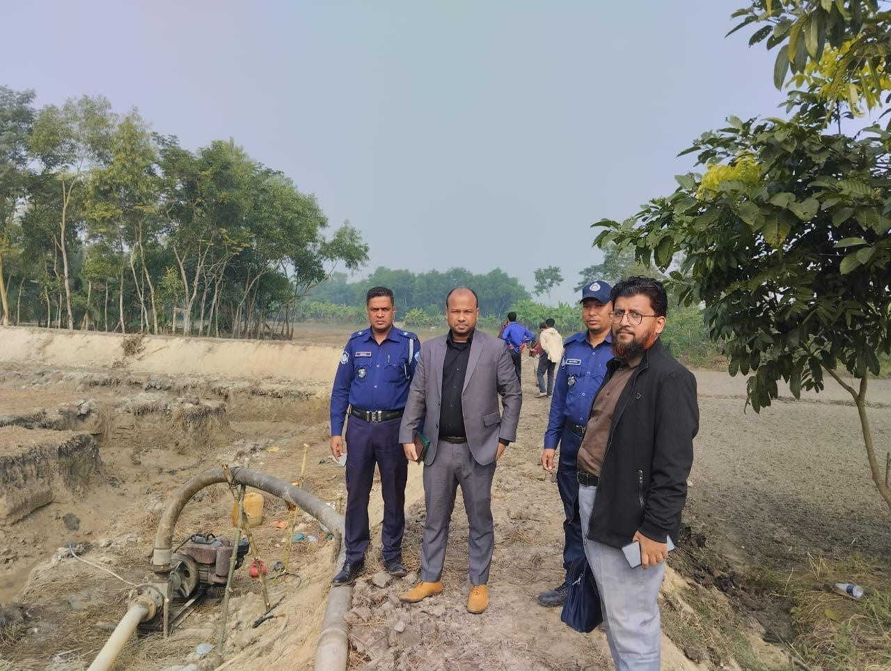 দেবীদ্বারে কৃষি জমির মাটি লুট করায় ড্রেজার ধ্বংস