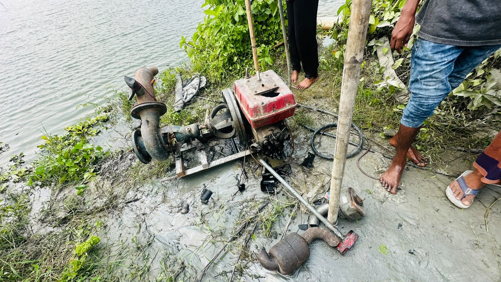 দেবীদ্বারে অবৈধ ২ ড্রেজার ও ১৫০০ পাইপ বিনষ্ট