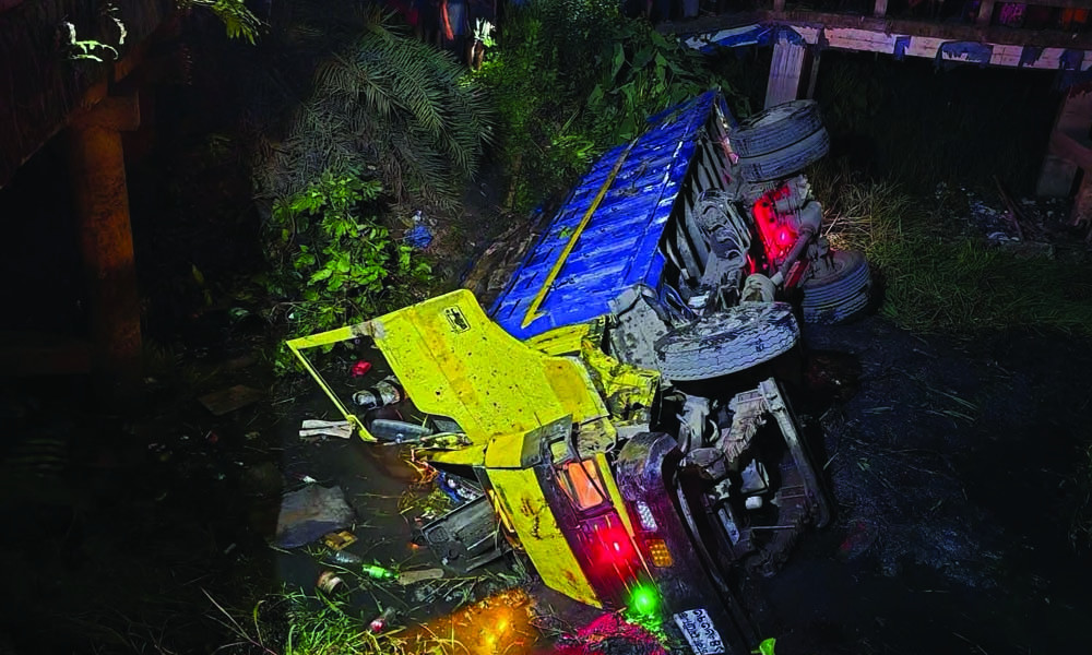 দেবীদ্বারে চামড়াবোঝাই ট্রাক খাদে পড়ে চালক নিহত