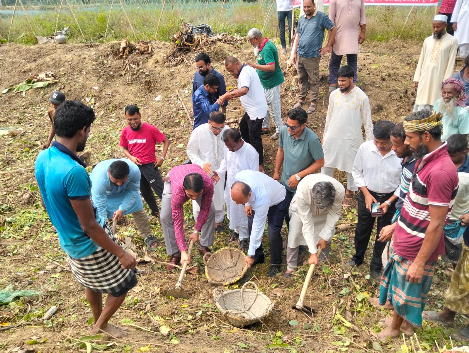 খালের ওপর সড়ক-মার্কেট-বাড়ি, খননে প্রতিবন্ধকতা
