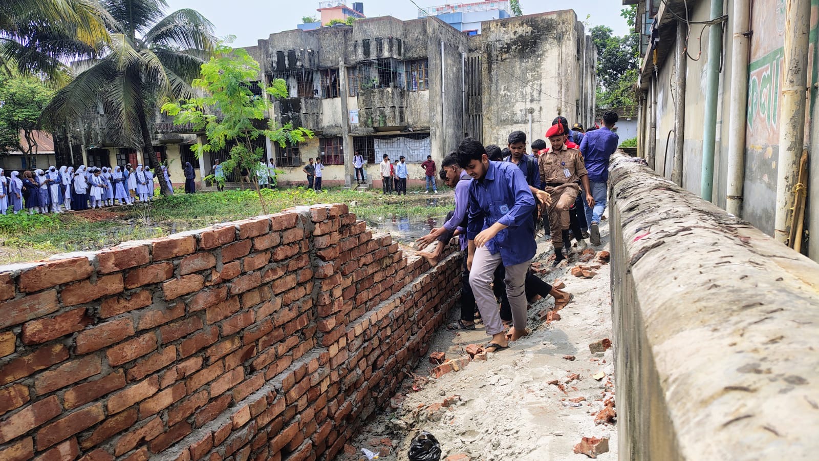 নির্মাণাধীন সড়ক ও সীমানা প্রাচীর গুঁড়িয়ে দিল শিক্ষার্থীরা