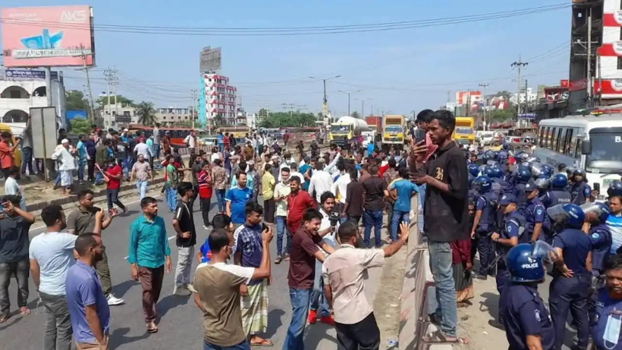 বকেয়া বেতনের দাবিতে কুমিল্লায় মহাসড়ক অবরোধ, তীব্র যানজট