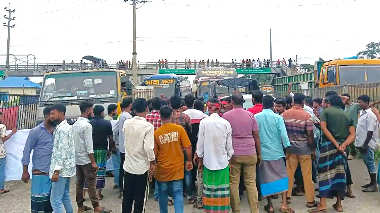 সড়ক সংস্কারের দাবিতে দাউদকান্দির গৌরিপুরে ঢাকা-চট্টগ্রাম মহাসড়ক অবরোধের চেষ্টা