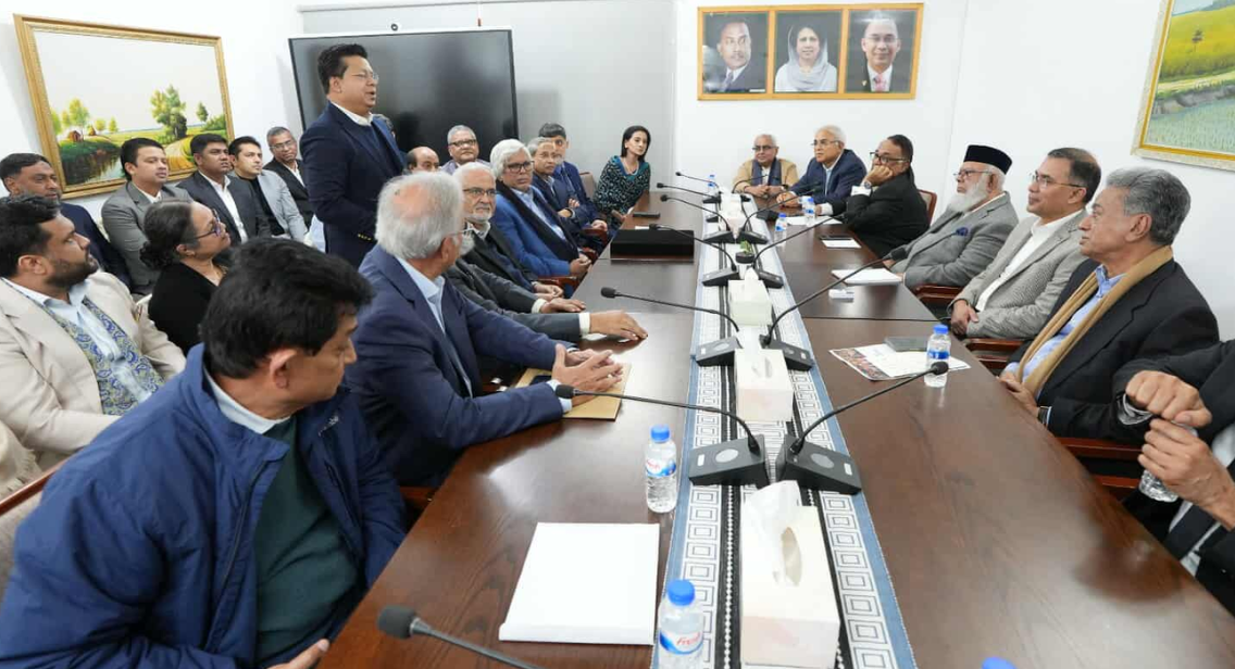 দেশের শীর্ষ ব্যবসায়ীদের সঙ্গে বৈঠক করেছেন তারেক রহমান