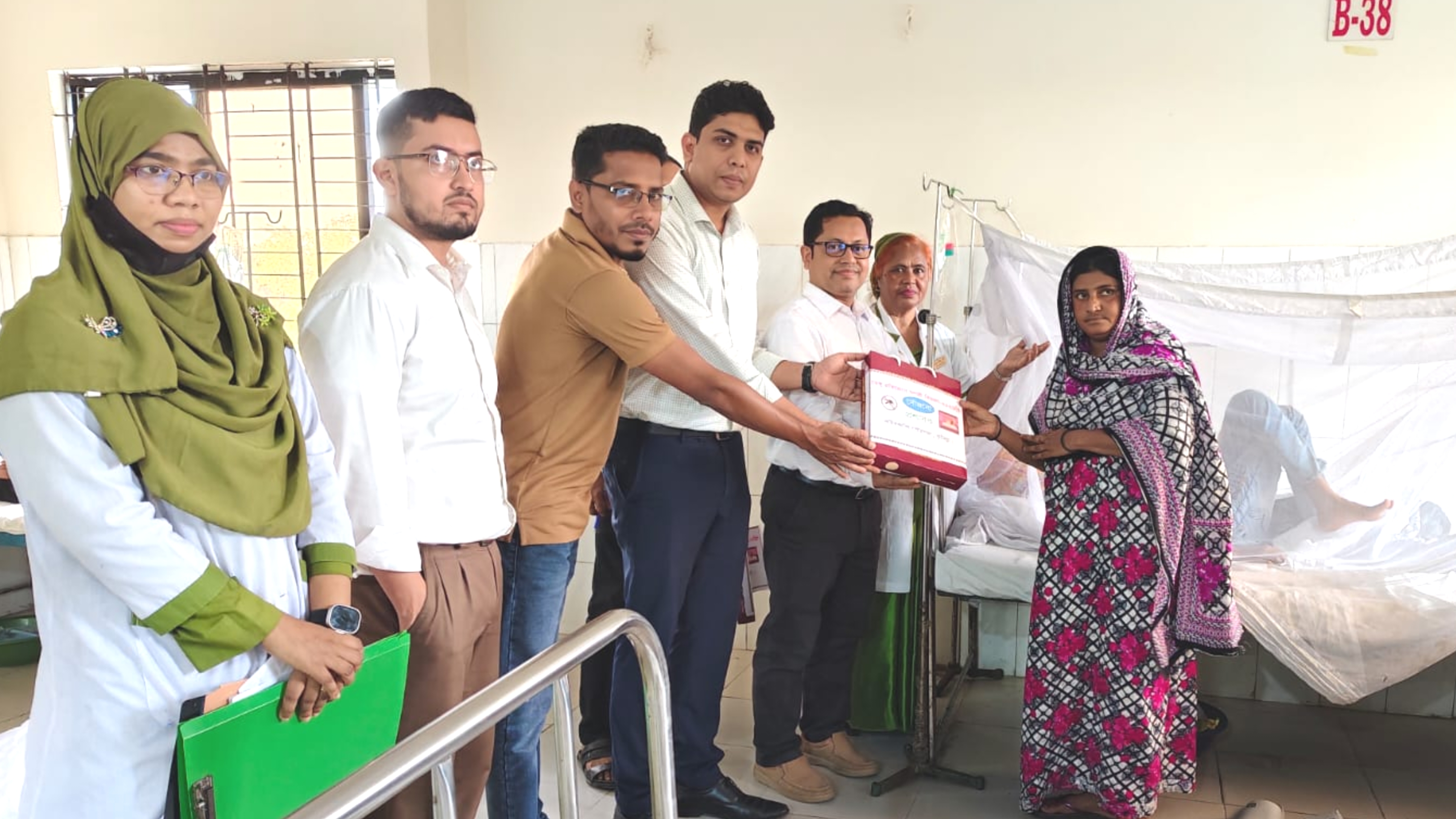 দাউদকান্দিতে ডেঙ্গু রোগীদের মশারি বিতরণ