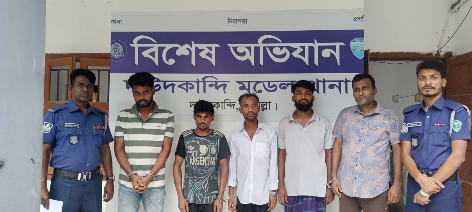 দাউদকান্দিতে ১১০ কেজি গাঁজা উদ্ধার, গ্রেপ্তার ৫