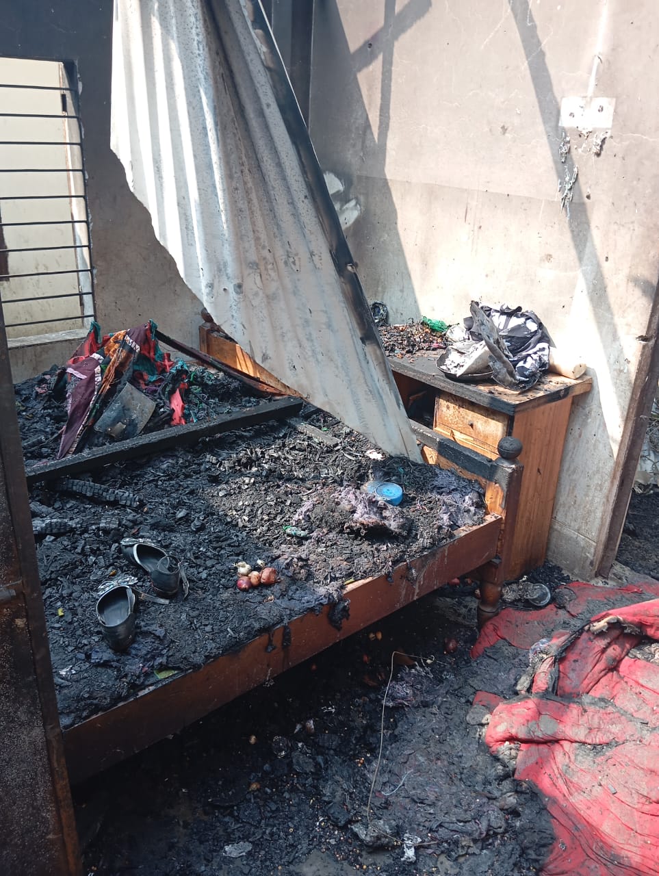 পুড়ে ছাই স্বামীহারা নারীর শেষ আশ্রয়