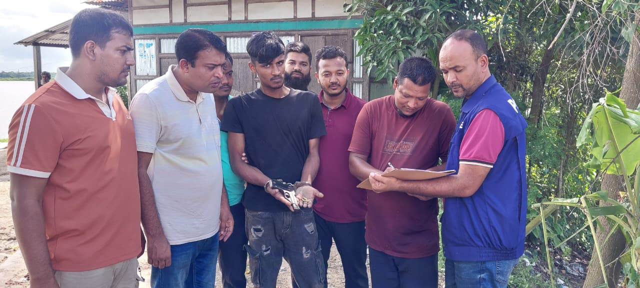 দাউদকান্দিতে বিদেশি পিস্তল, ম্যাগাজিন ও গুলিসহ গ্রেপ্তার ১