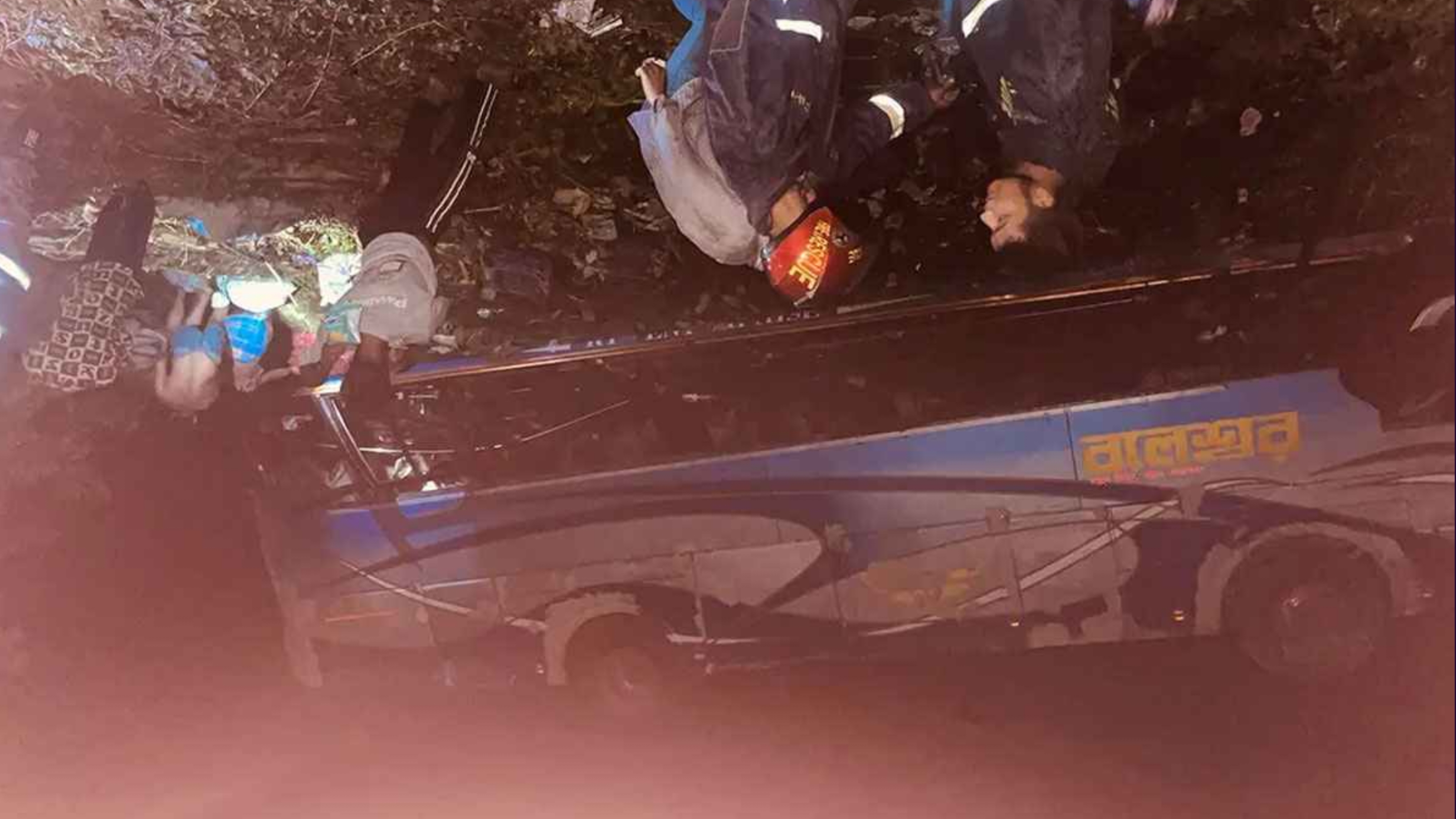 দাউদকান্দিতে বাস নিয়ন্ত্রণ হারিয়ে জলাশয়ে, নিহত ১