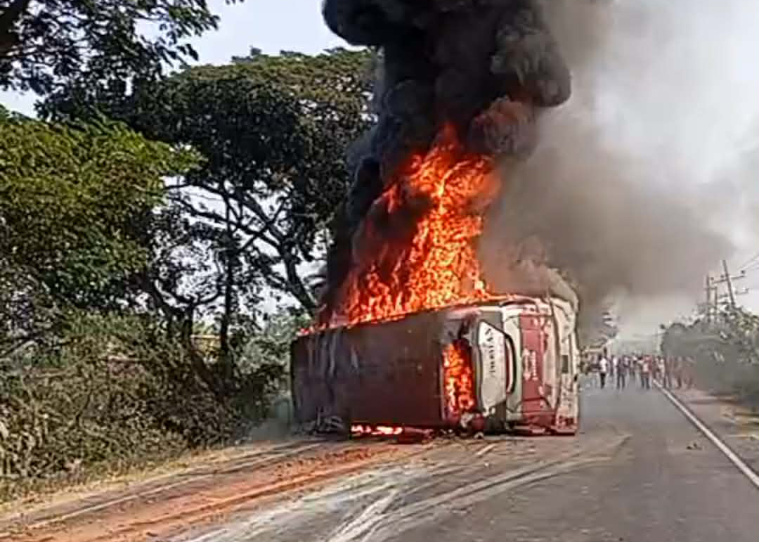 দাউদকান্দিতে বাস-মোটরসাইকেল সংঘর্ষে অগ্নিকাণ্ড,  দগ্ধ হয়ে চারজন নিহত