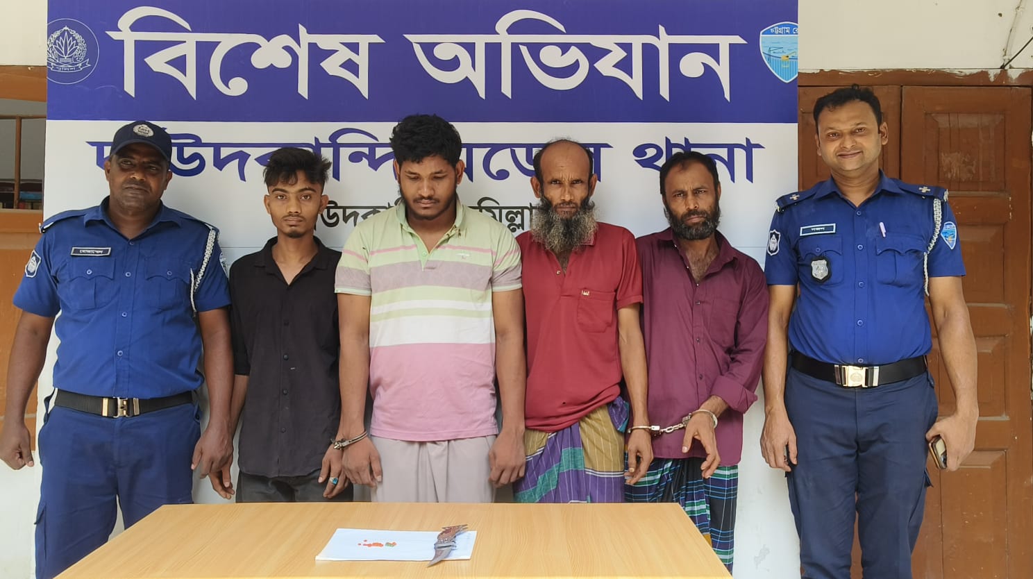দাউদকান্দিতে ডাকাত-মাদক কারবারিসহ গ্রেপ্তার ৪