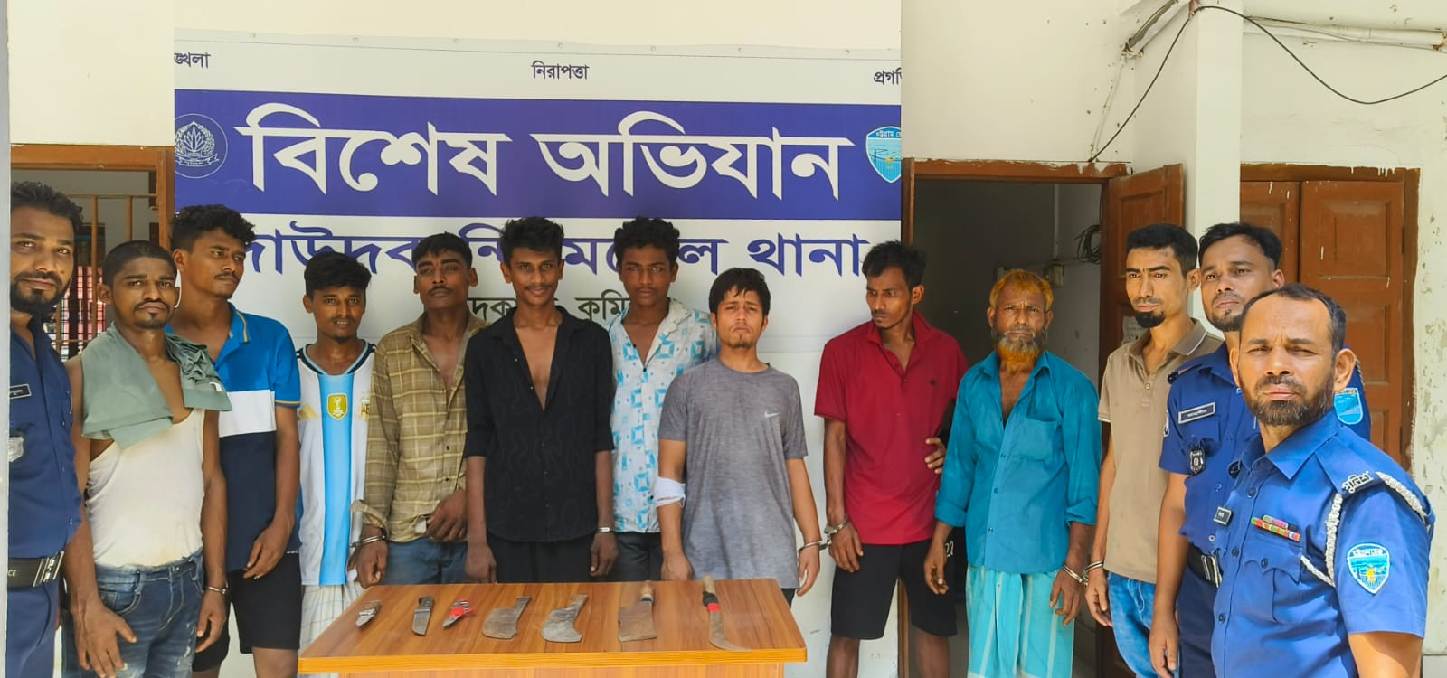 দাউদকান্দিতে ডাকাতির প্রস্তুতি, মাদক ও মানবপাচার মামলার ১০ আসামি গ্রেপ্তার
