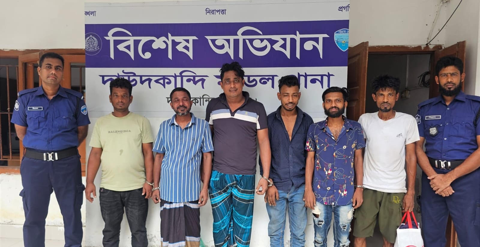 দাউদকান্দিতে হত্যা মামলার আসামিসহ ৬ জন গ্রেপ্তার