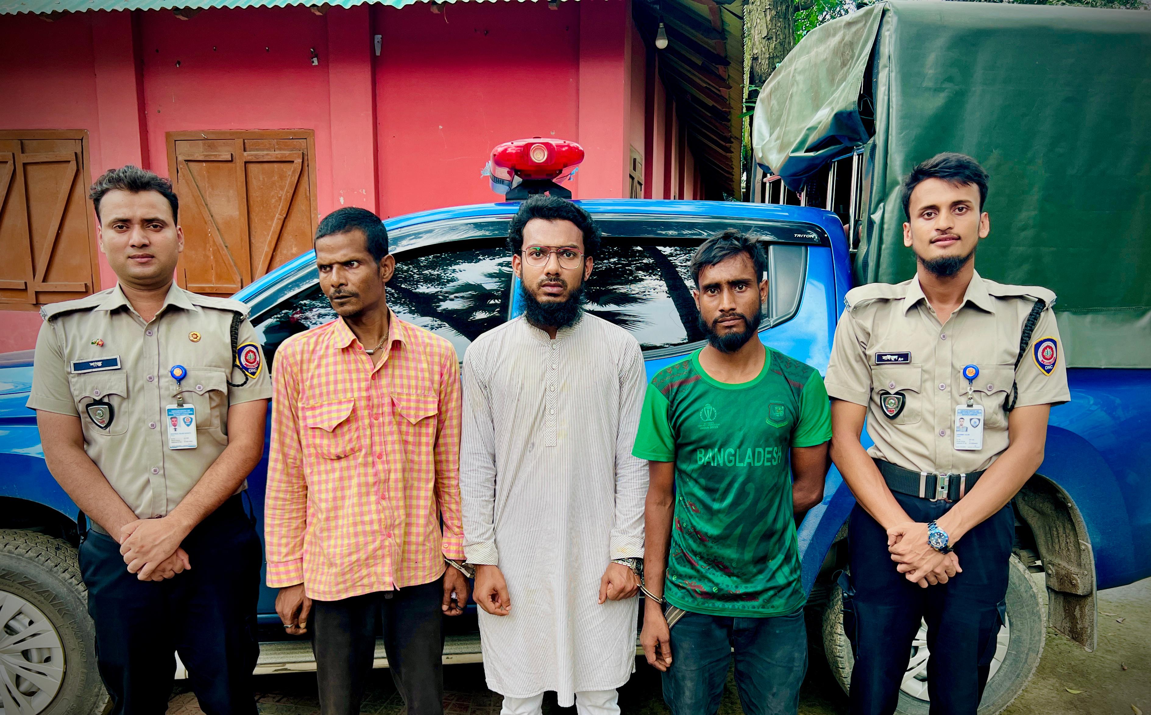 জনসমক্ষে মাদক সেবনের অভিযোগে গ্রেপ্তার ৩