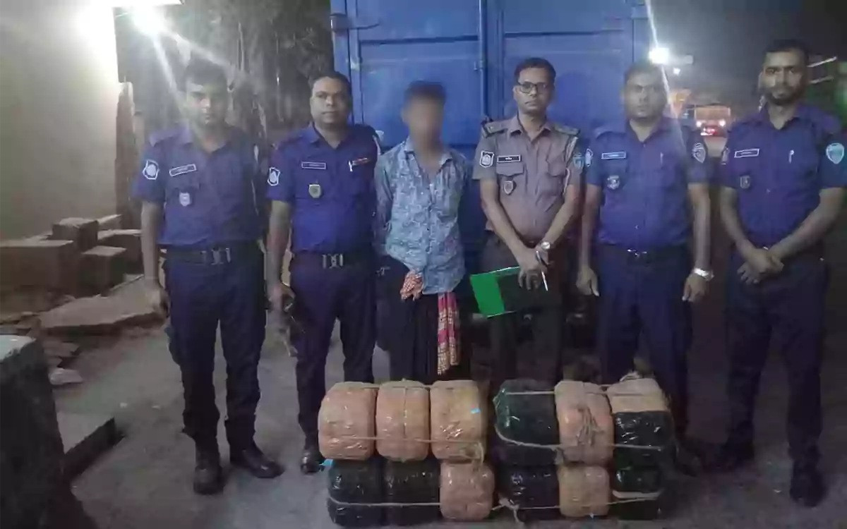 দাউদকান্দিতে কাভার্ড ভ্যান থেকে ৪৮ কেজি গাঁজা উদ্ধার