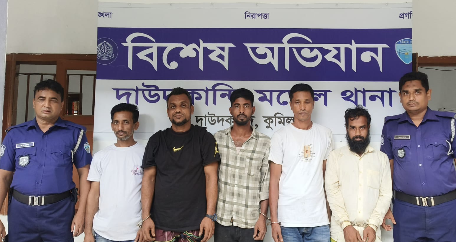 দাউদকান্দিতে পৃথক অভিযানে মাদক কারবারিসহ গ্রেপ্তার ৫