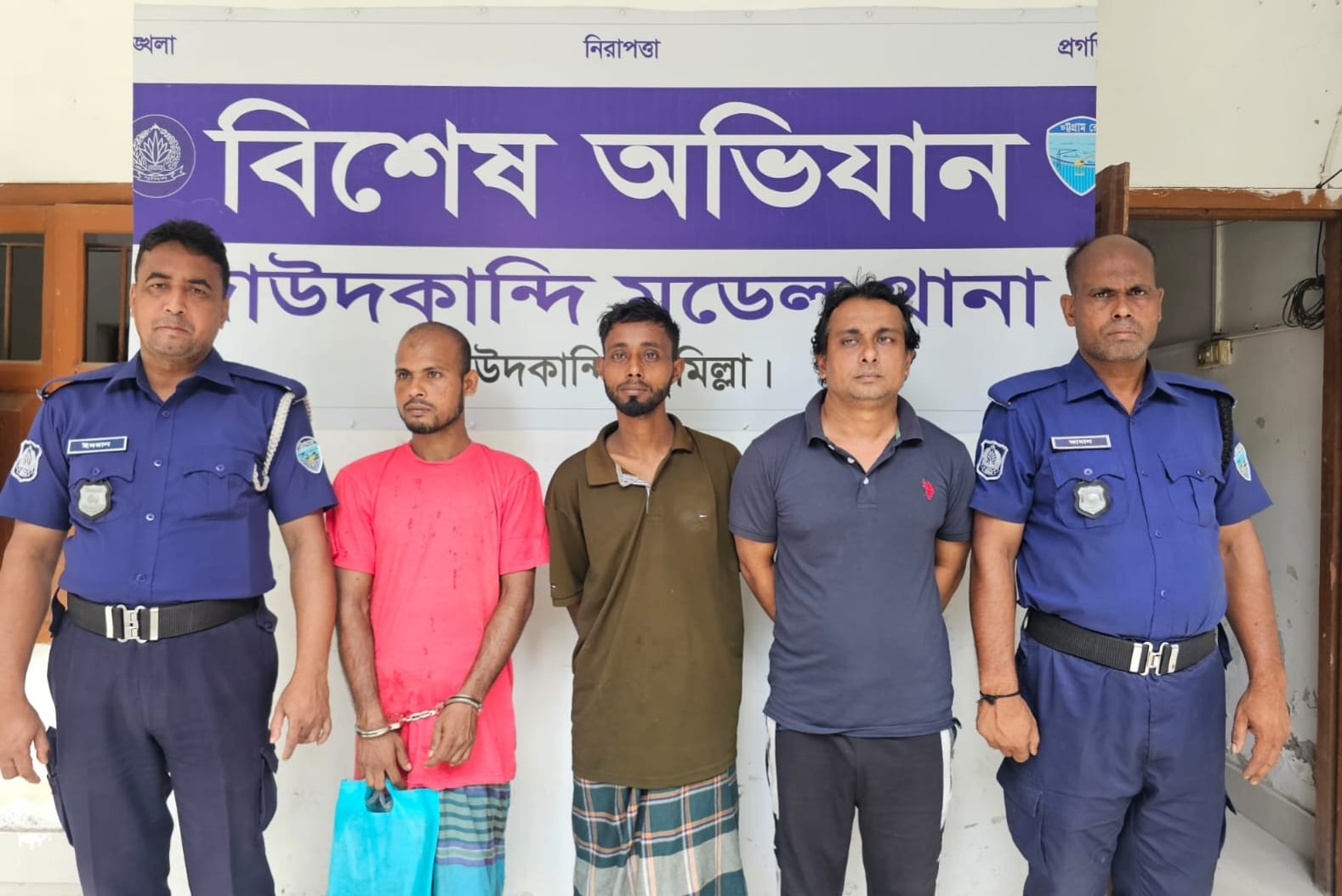দাউদকান্দিতে সাবেক উপজেলা চেয়ারম্যানের পিএসহ তিনজন গ্রেপ্তার