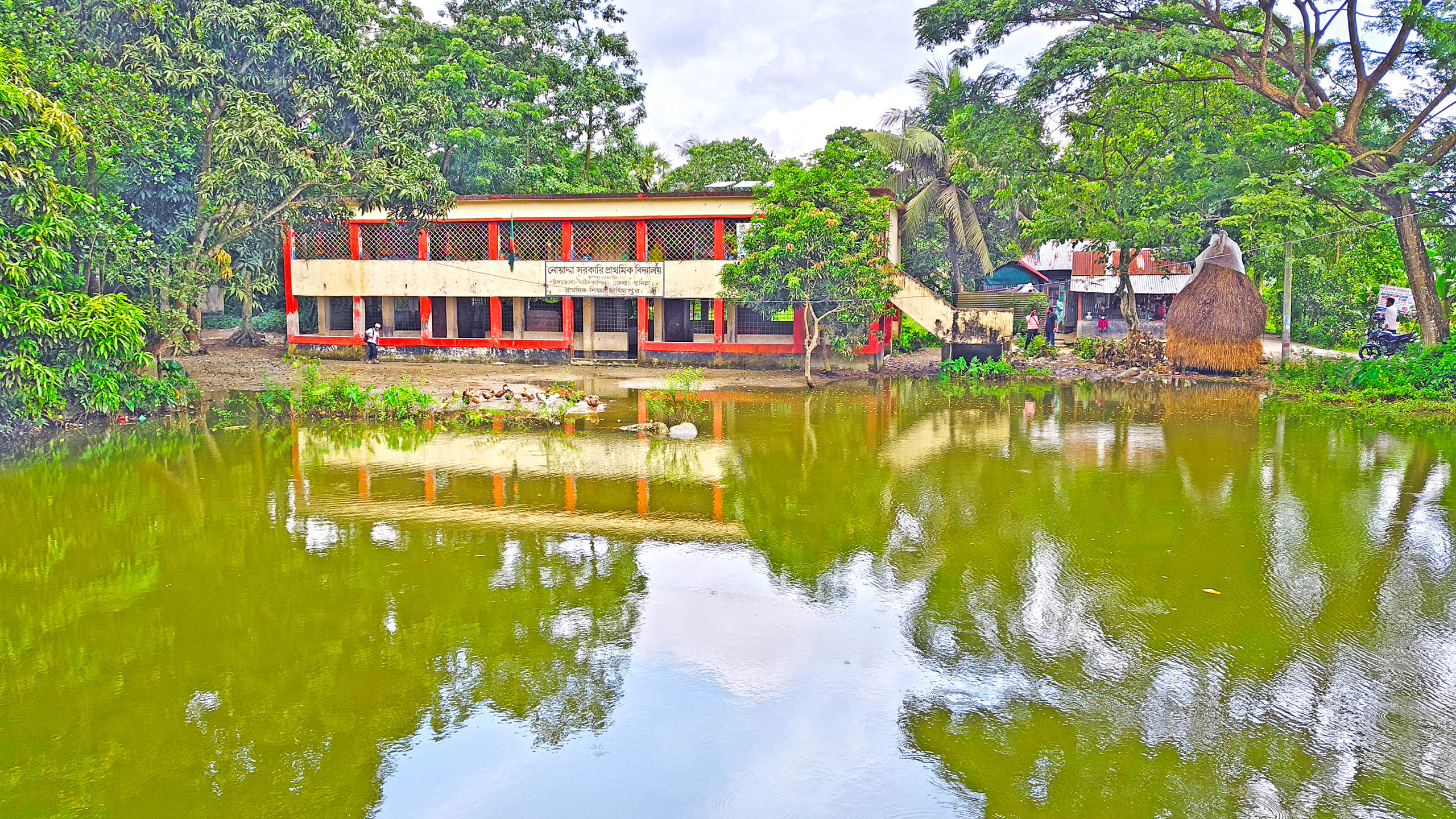 দাউদকান্দিতে স্কুল মাঠে জলাবদ্ধতা