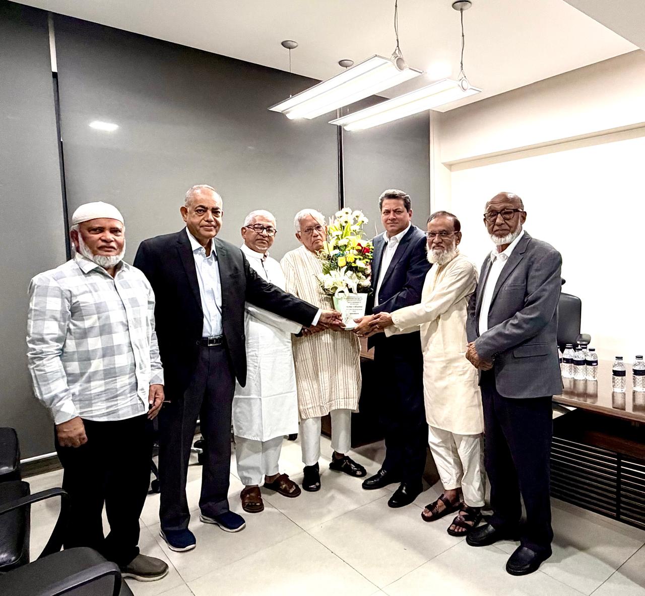 গৃহায়ণ ও গণপূর্ত মন্ত্রী জাকারিয়া তাহের সুমনকে বরুড়া ফাউন্ডেশনের ফুলেল শুভেচ্ছা