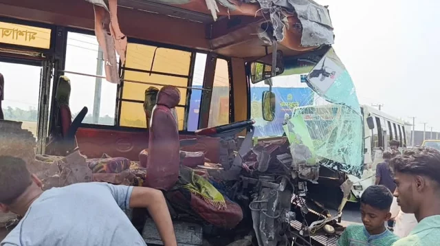 খড়ের আগুনের ধোঁয়ায় সড়ক অন্ধকার, দুই বাসের মুখোমুখি সংঘর্ষে হতাহত ৯