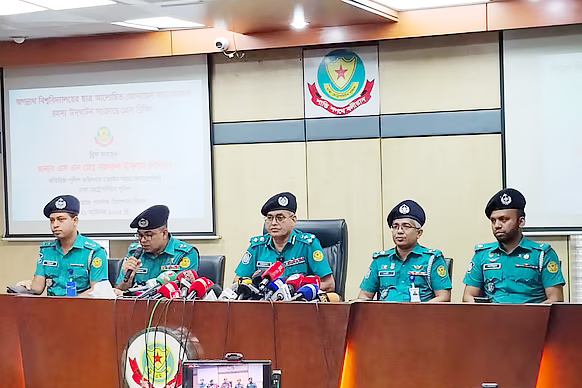 ছুরিকাঘাতের পর বর্ষার কাছে বাঁচার আকুতি জানান  হোমনার জোবায়েদ, ত্রিভুজ প্রেমে প্রাণ হারান জোবায়েদ একমাস আগেই হত্যার পরিকল্পনা হয়