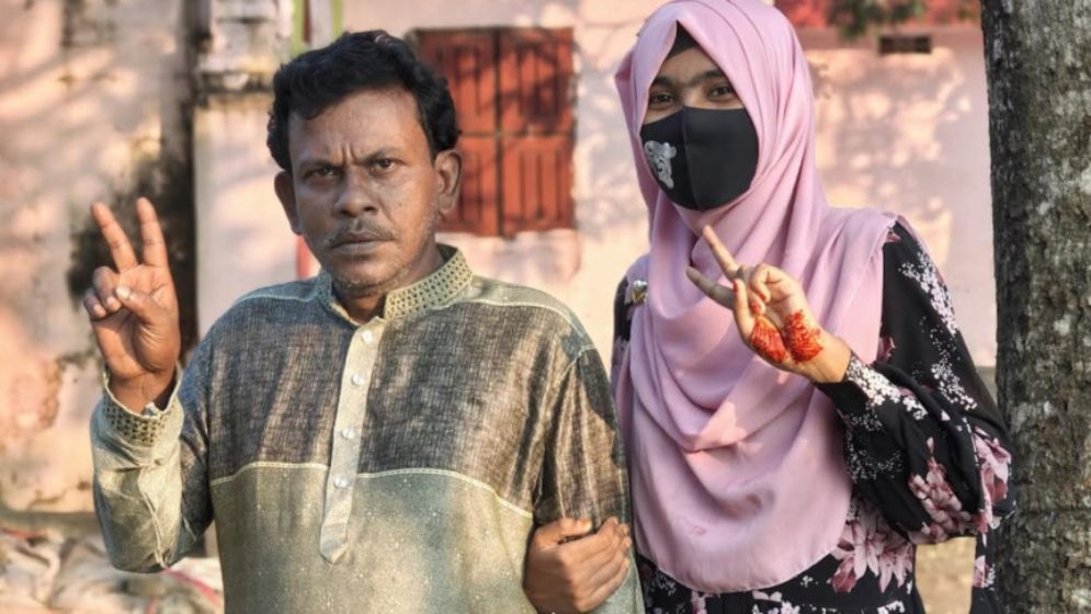 বাবা-মেয়ে একসঙ্গে এইচএসসি পাস করলেন