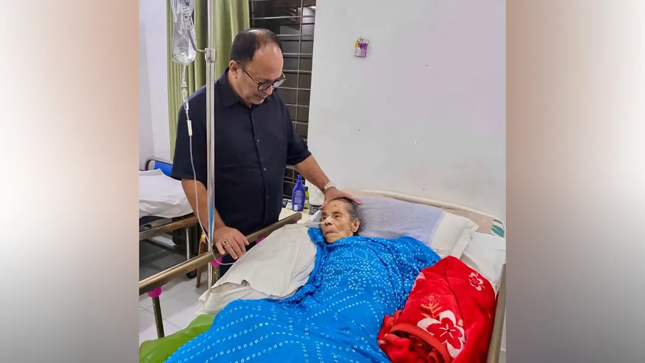 আবারও মা আনোয়ারা বেগমের অসুস্থতা নিয়ে এমপি জসিম উদ্দিনের আবেগঘন পোস্ট