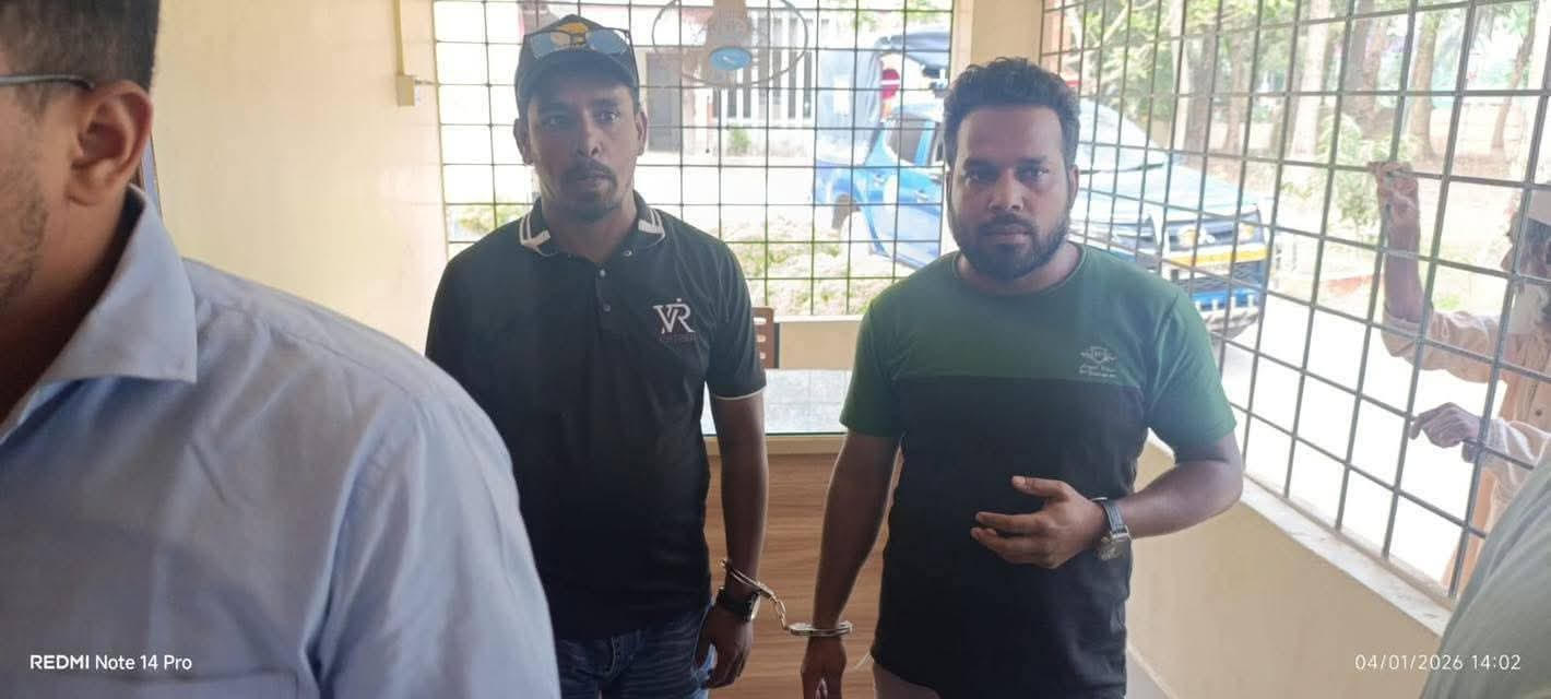 ভিডিও করায় দুই সাংবাদিককে হাতকড়া পরিয়ে থানায় পাঠালেন এসিল্যান্ড