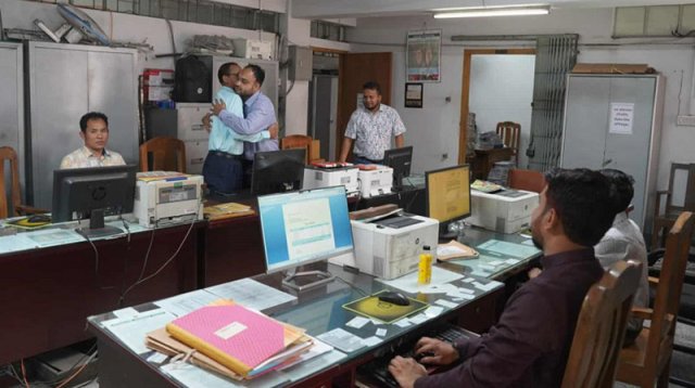 ছুটির পর প্রথম কর্মদিবসে সচিবালয়ে ঈদের আমেজ