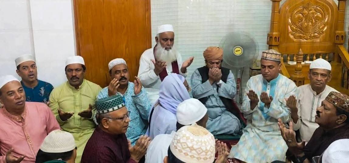 খালেদা জিয়ার সুস্থতা কামনা করে কুমিল্লা কেন্দ্রীয় মসজিদে মোনাজাত