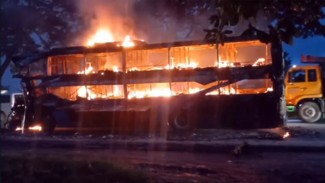 দাউদকান্দিতে স্লিপার বাসে ভয়াবহ আগুন
