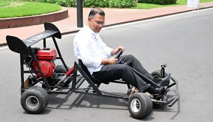 কলেজছাত্রের বানানো রেসিং কার চালালেন প্রধানমন্ত্রী