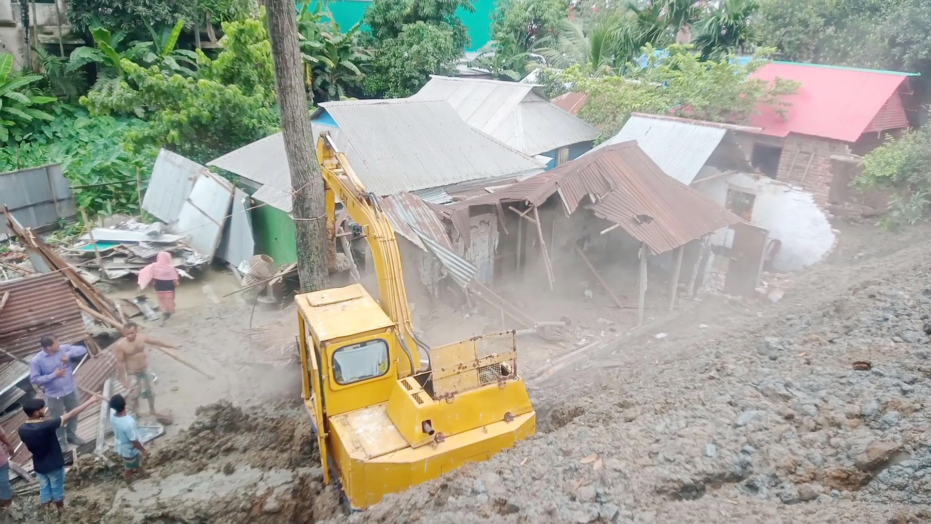 গোমতী পাড়ে অর্ধশতাধিক বাড়িঘর ও পাকা স্থাপনা উচ্ছেদ