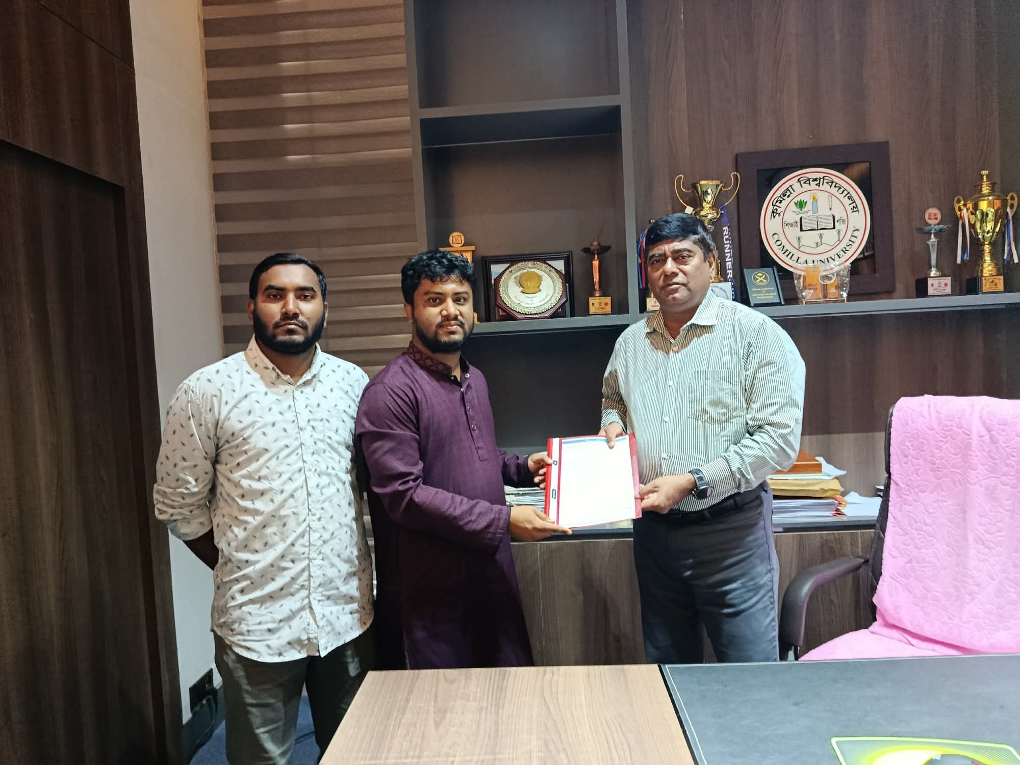 গণরুম ও গেস্টরুম সংস্কৃতি বন্ধের দাবিতে উপাচার্যের কাছে স্মারকলিপি