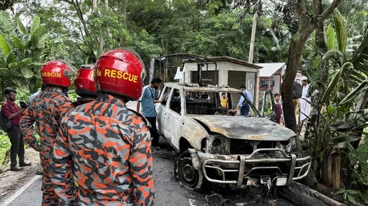 এনসিপির পদযাত্রার দিনে গোপালগঞ্জে পুলিশের গাড়িতে আগুন