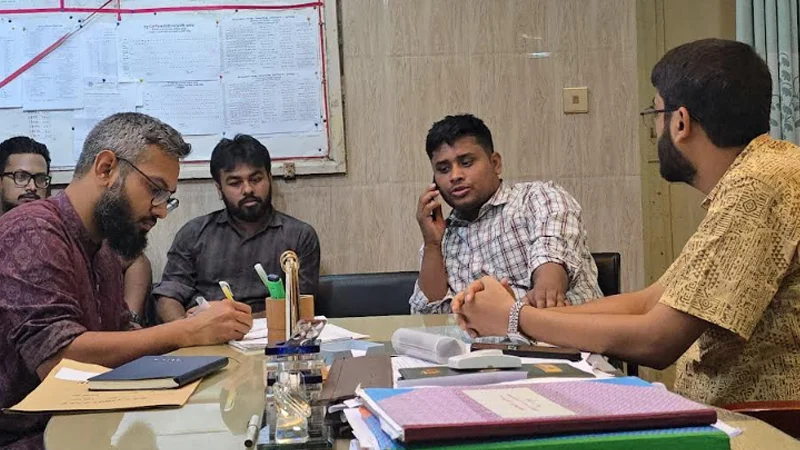 হাসনাত গিয়ে দেখলেন ছুটি ছাড়া অনুপস্থিত ছয় ডাক্তার