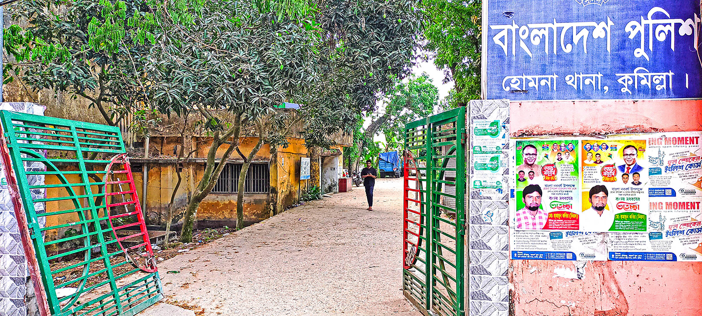 থানা ফটক ভেঙে শিক্ষার্থীদের বিক্ষোভ