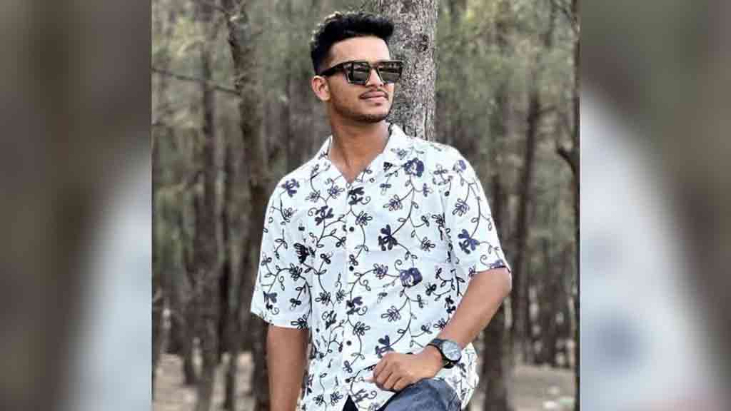 হোমনায় মোবাইল চার্জ দিতে গিয়ে বিদ্যুতায়িত হয়ে শিক্ষকের মৃত্যু