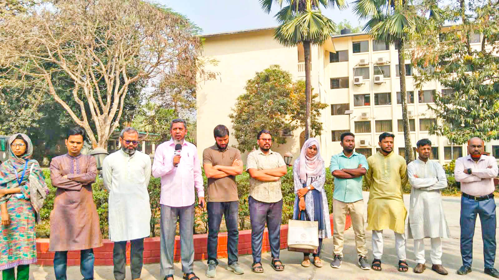 ইবিতে শিক্ষক হত্যার প্রতিবাদে কুমিল্লা বিশ্ববিদ্যালয়ে মানববন্ধন