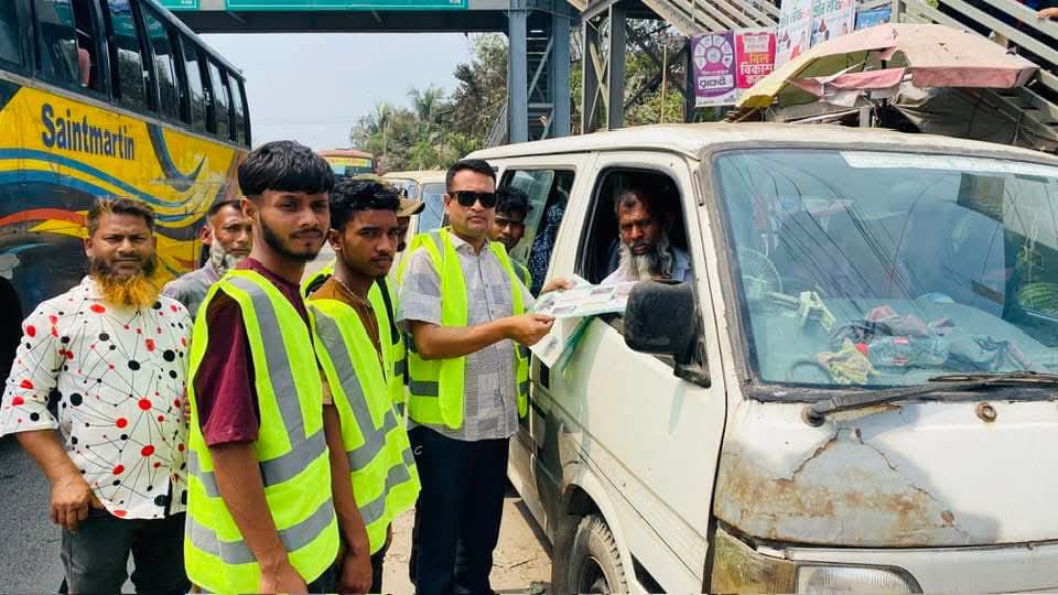 ঢাকা-চট্টগ্রাম মহাসড়কে নিরাপদ সড়ক চাইয়ের লিফলেট বিতরণ