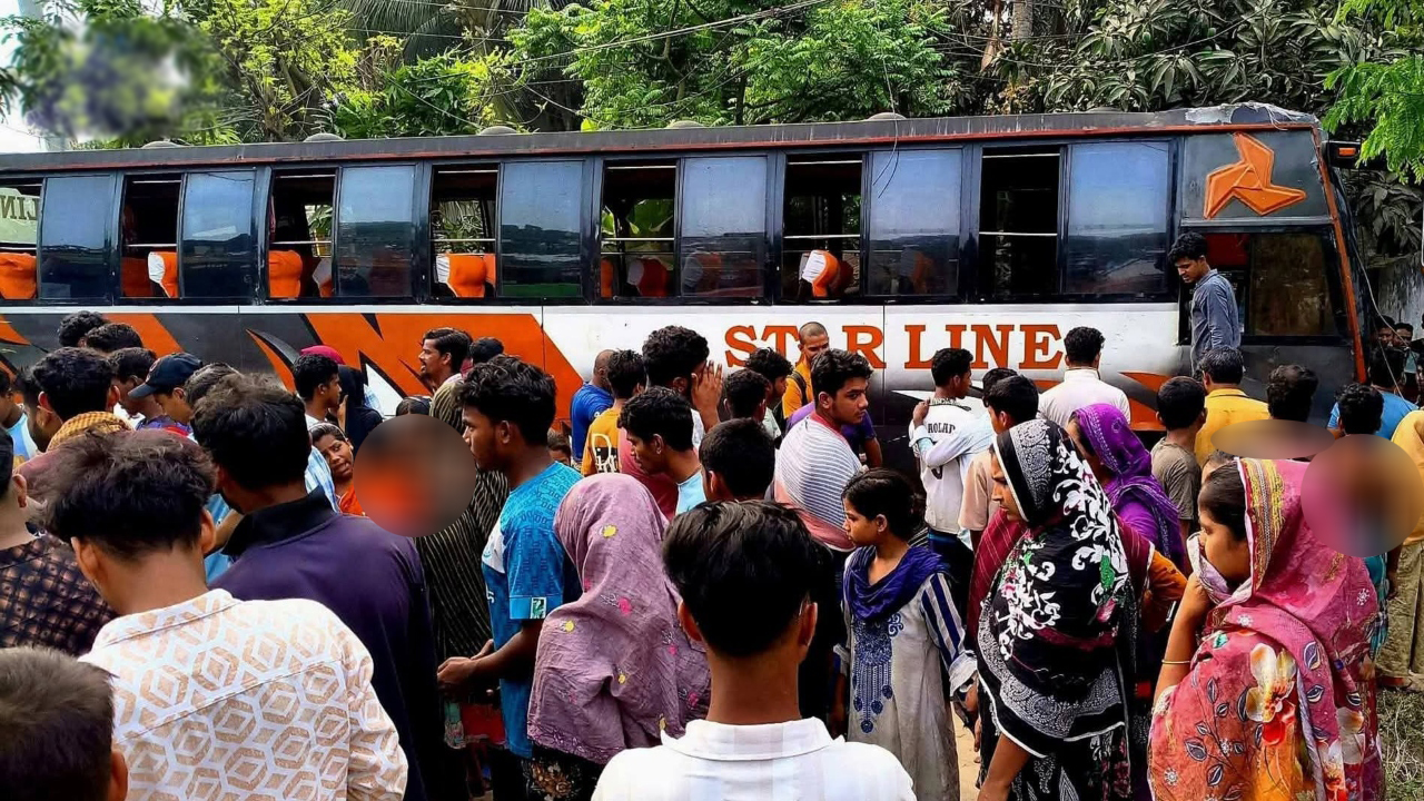 চান্দিনায় খুঁটির সঙ্গে বাসের ধাক্কায় নিহত ১