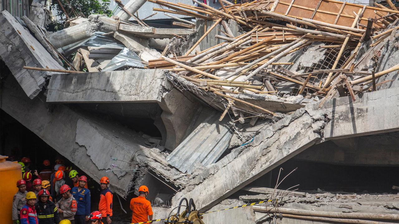 ইন্দোনেশিয়ায় স্কুলভবন ধসের ঘটনায় নিহতের সংখ্যা বেড়ে ১৪জন