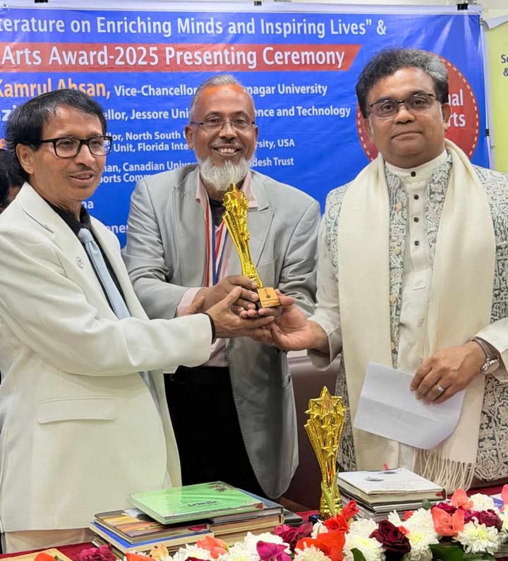 মতিন সৈকত পেলেন ইন্টারন্যাশনাল ক্রিয়েটিভ আর্টস পুরস্কার